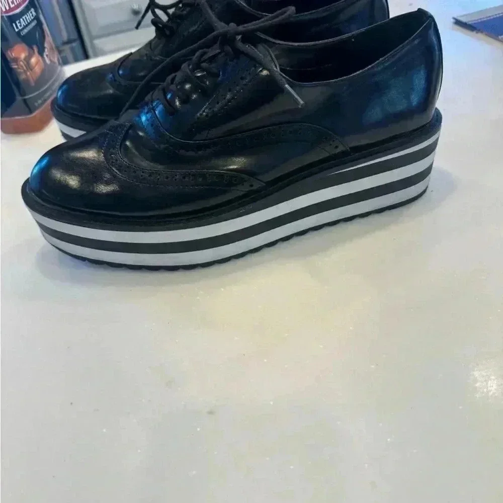 Aldo women’s platform leather wingtips / black & white sole size 9